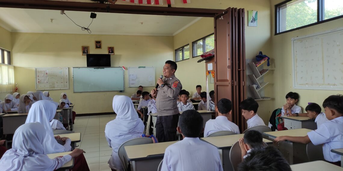 Bhabinkamtibmas Polsek Sukaraja Mengadakan Penyuluhan Bahaya narkoba dan Kenakalan Remaja Kepada Anak-anak