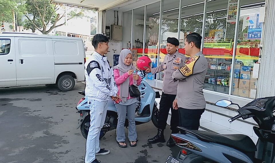 Polisi Patroli Siang Sambangi  Minimarket Dan Dialogis Dengan Masyarakat