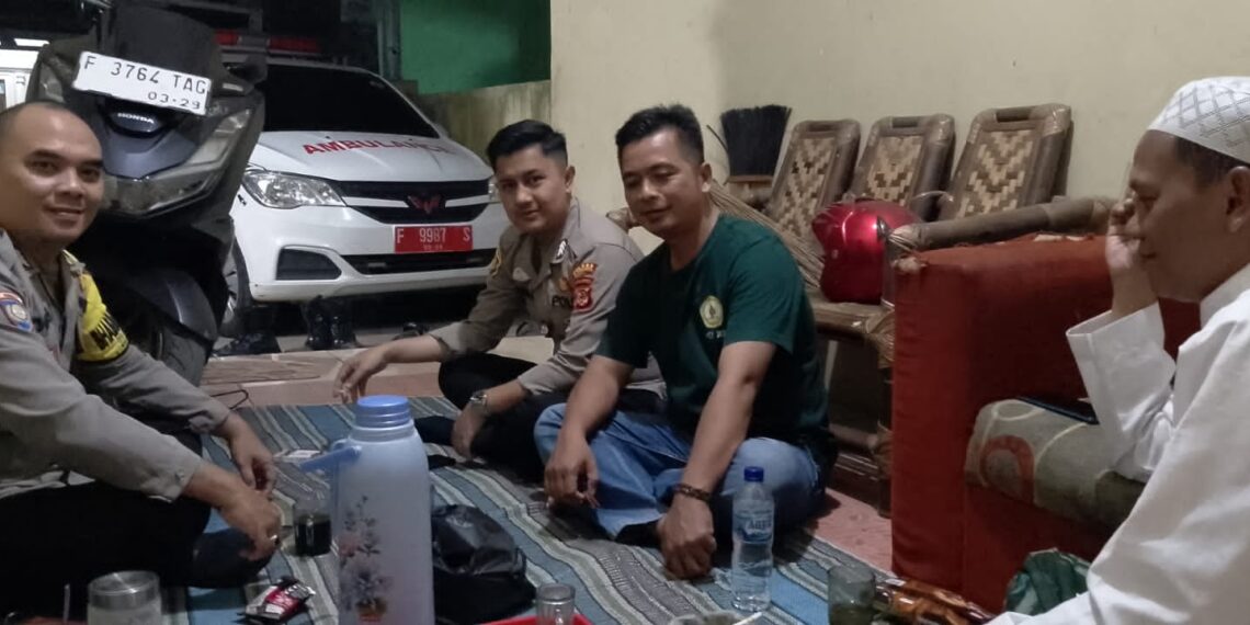 Sambang Malam Hari Upaya Bhabinkamtibmas Polsek Cireunghas Jaga Kamtibmas Di Desa Binaan
