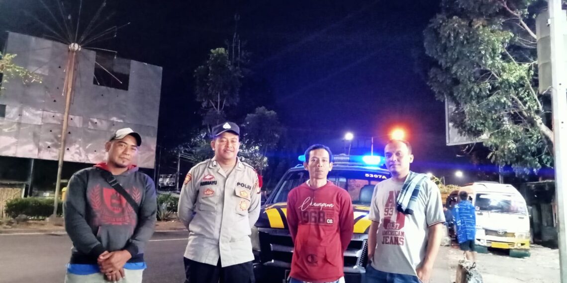 Patroli mobile rutin Polsek Lembursitu  untuk mengantisipasi gangguan kamtibmas  di wilayah hukum polsek Lembursitu