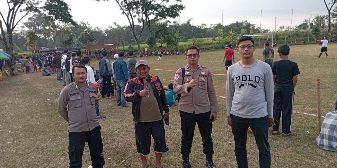 Himbau Warga Saat Patroli, Wujud Kedekatan Anggota Polsek Kebonpedes Dengan Masyarakat