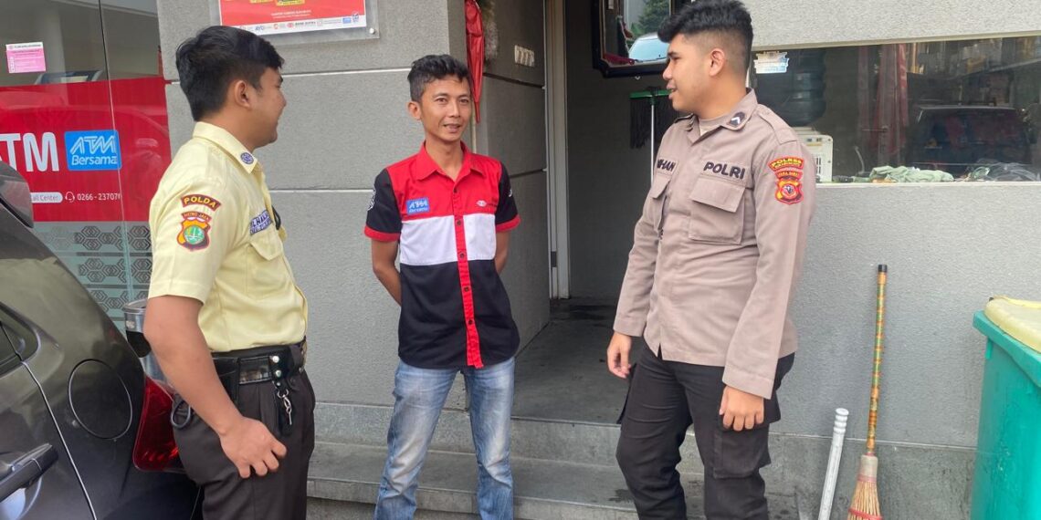 Bhabinkamtibmas Lakukan Pengawalan Perbankan Cegah Gangguan Kamtibmas.