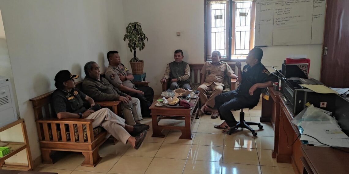 Bhabinkamtibmas desa Sukamekar Aiptu Indra WN bersama tiga pilar melaksanakan sambang dan koordinasi