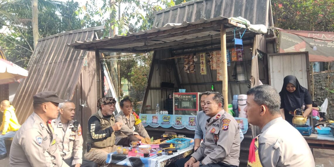 Patroli mobile rutin Polsek Kadudampit untuk mengantisipasi gangguan kamtibmas di wilayah hukum polsek kadudampit