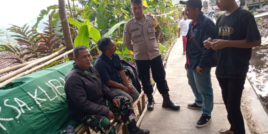 Polsek Gunungguruh Bersinergi dengan Babinsa Sambangi Warga Untuk Tingkatkan Harkamtibmas