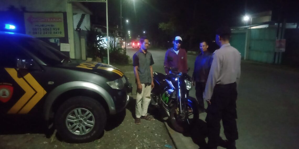 Unit Samapta laksanakan patroli dialogis Siang dan malam hari dan berikan himbauan kamtibmas