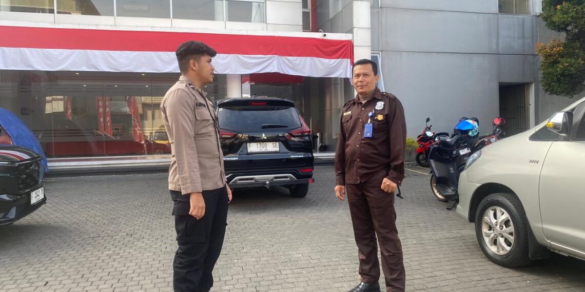 Bhabinkamtibmas Lakukan Pengawalan Perbankan Cegah Gangguan Kamtibmas