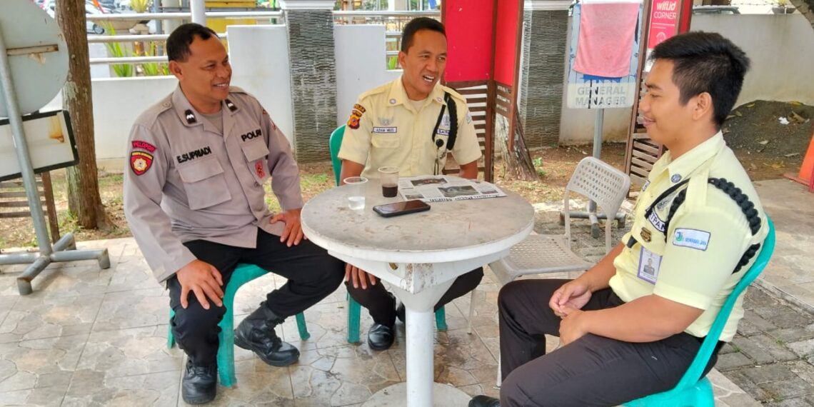 Panit Samapta Polsek Cikole Laksanakan Giat Dialogis Dengan Satpam