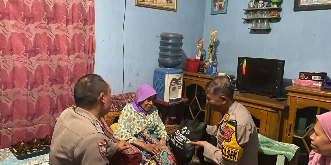 Polsek Sukaraja Berika Bantuan Berupa Bingkisan Bahan Sembako Untuk Warga Masyarakat