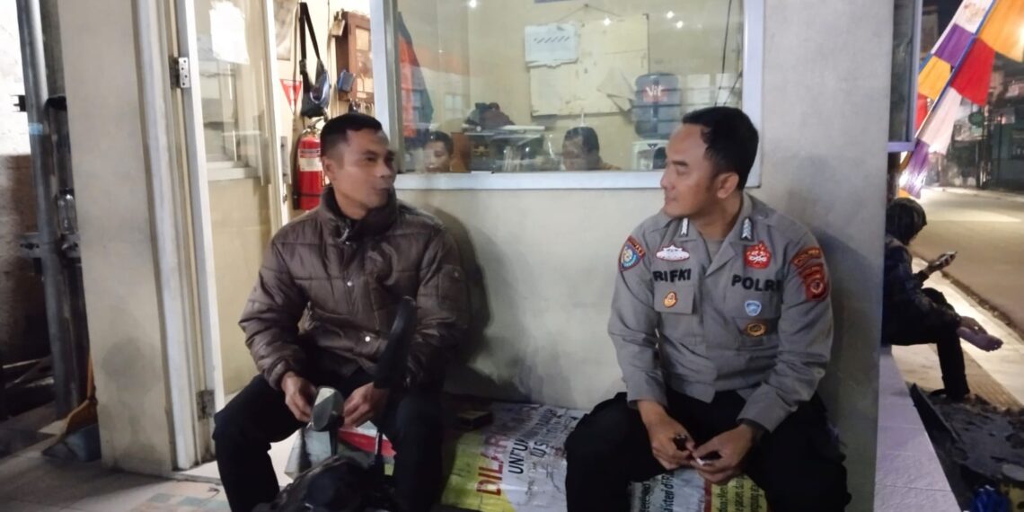 Bhabinkamtibmas Polsek Cikole Laksanakan Sambang Dengan Satpam
