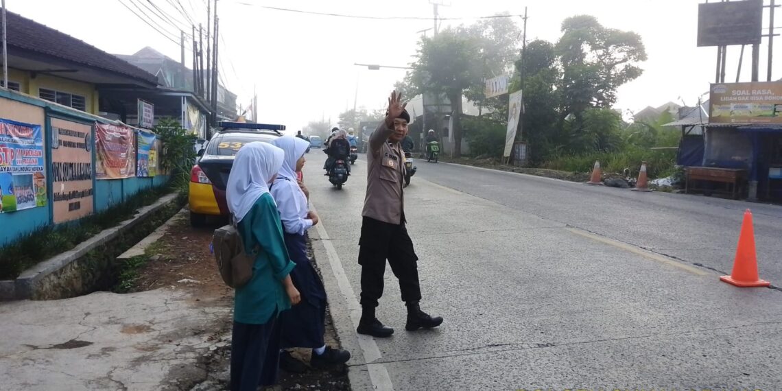 Wujud Kepedulian, Polisi Bantu Anak-Anak Sekolah Menyeberang Jalan