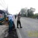 Wujud Kepedulian, Polisi Bantu Anak-Anak Sekolah Menyeberang Jalan