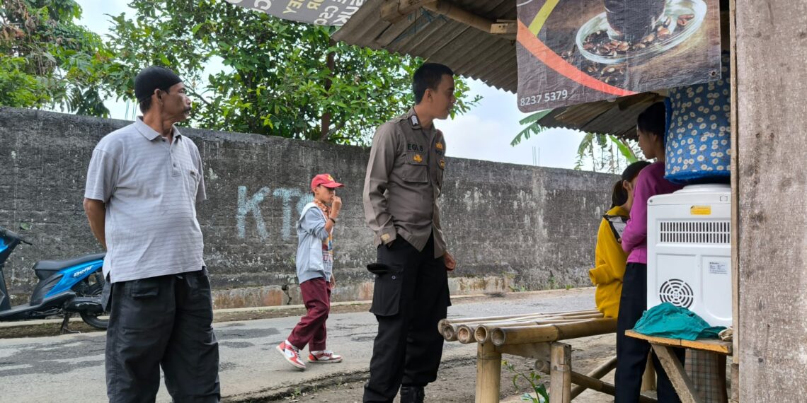 Anggota Samapta Polsek Sukaraja Melaksanakan Patroli Dialogis ke Tempat Pemukiman Penduduk