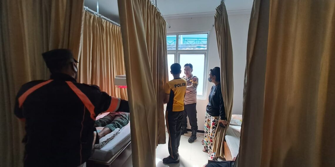 Kapolsek Citamiang Jenguk Anggota Polsek Citamiang Yang Sedang Sakit