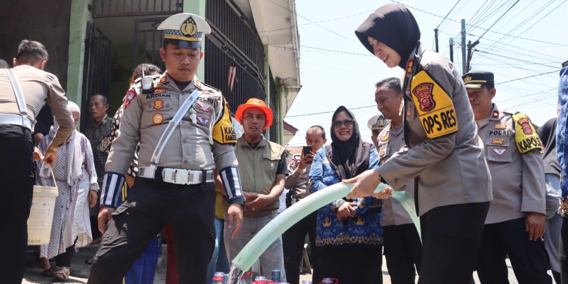 Bantu Warga Terdampak Kemarau, Polres Sukabumi Kota Distribusikan Bantuan Air Bersih
