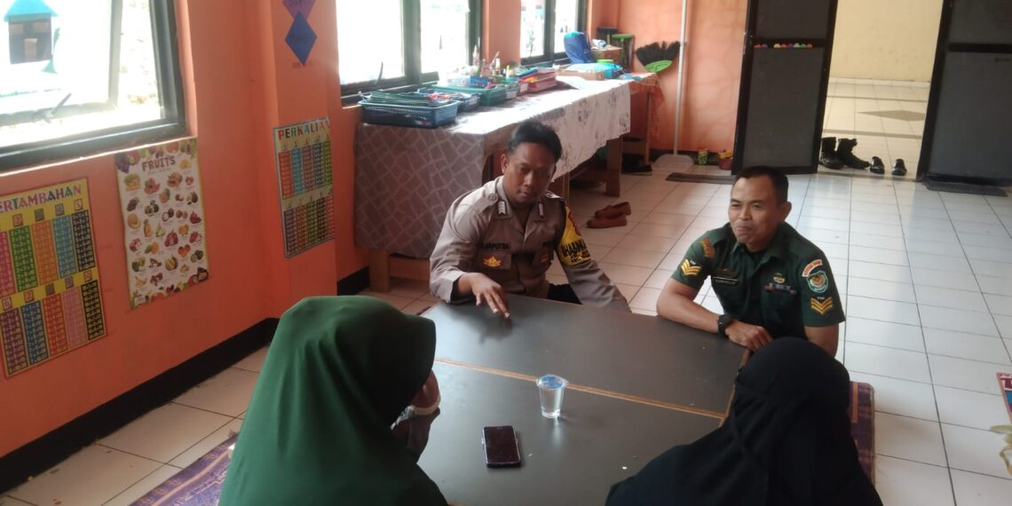 Bhabinkamtibmas Bersinergi dengan Babinsa Sambangi Warga Untuk Tingkatkan Harkamtibmas