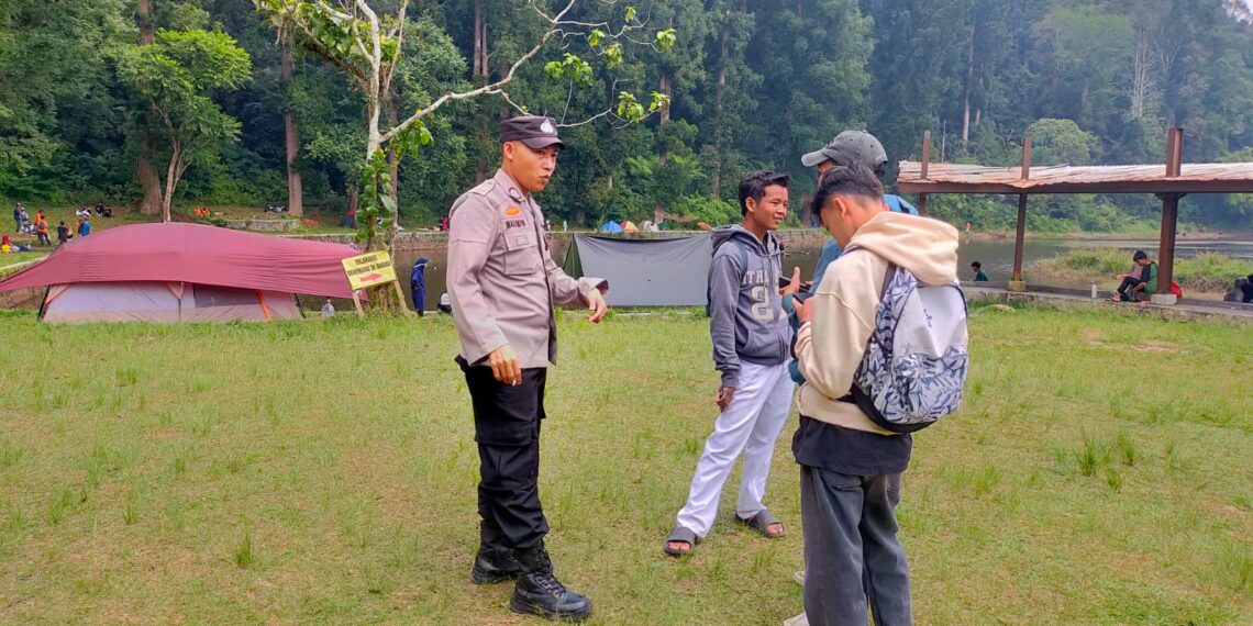 Personil Polsek kadudampit Melaksanakan giat Patroli tempat wisata situgunung.