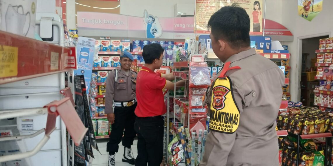 Sampaikan Himbauan Kamtibmas Kepada Karyawan Minimarket saat Patroli Siang