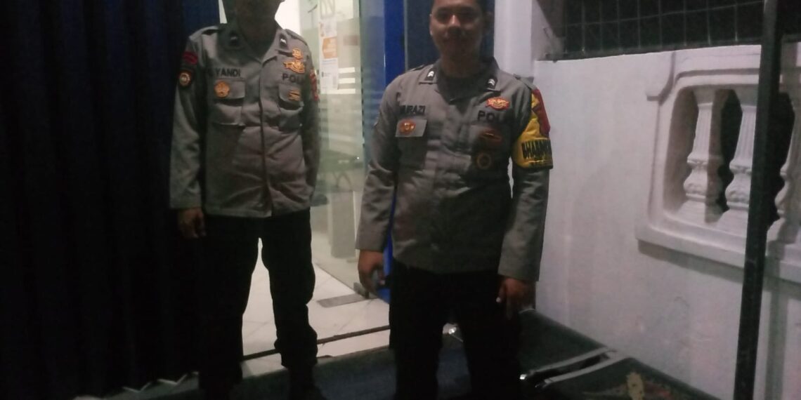 Personil Samapta Polsek Sukalarang Patroli Malam Hari Sambangi ATM BRI Cegah Kejahatan Perbankan