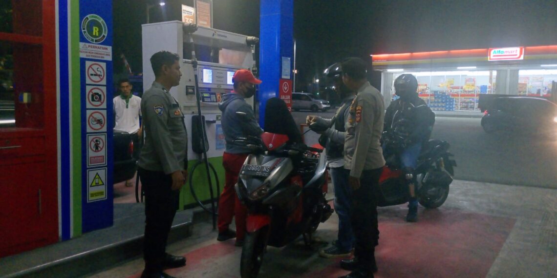 Polisi Sambangi SPBU Malam Hari, Sampaikan Pesan Kamtibmas