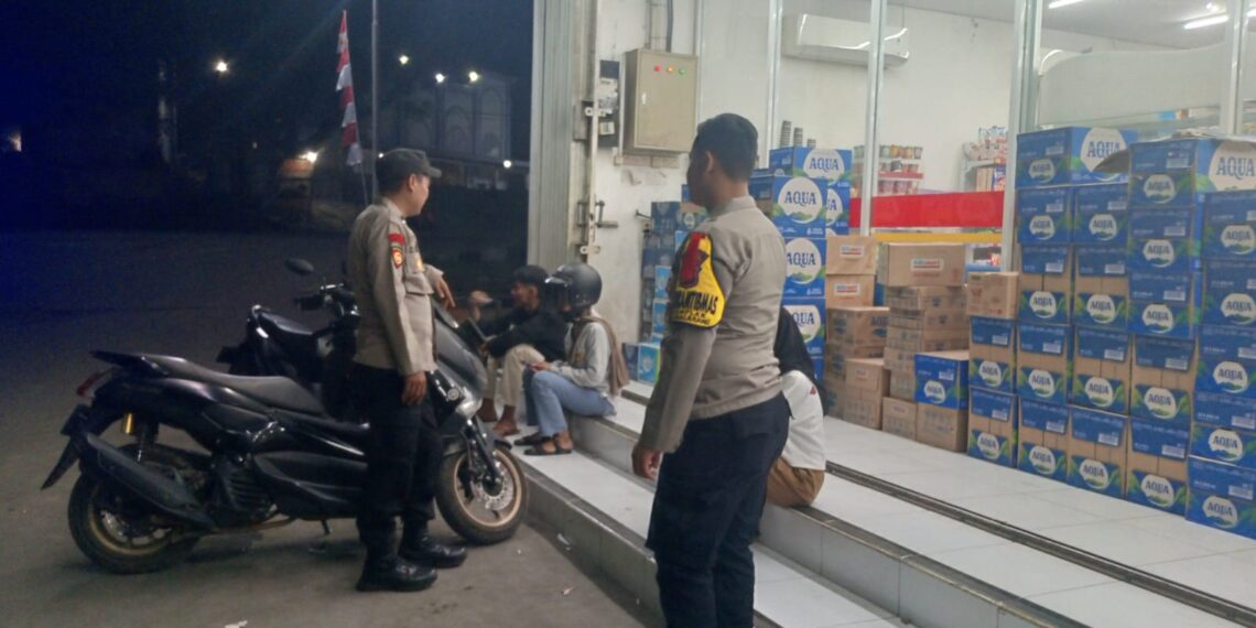 Polisi Patroli Malam Sambangi  Minimarket Dan Dialogis Dengan Masyarakat