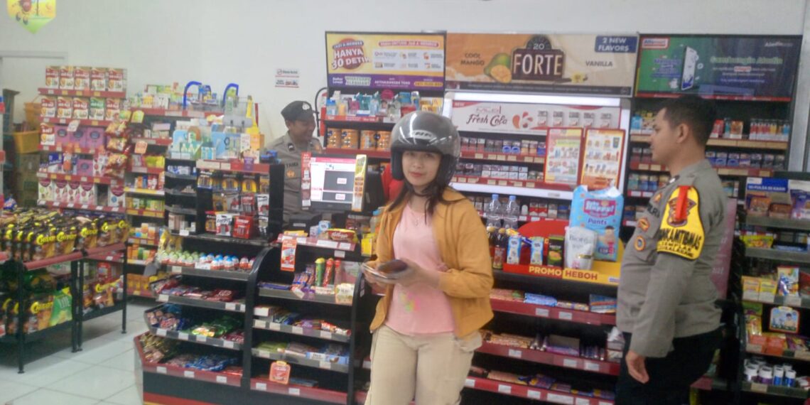Anggota Samapta Polsek Sukalarang Laksanakan Patroli Dialogis Kerawanan Malam Sambangi Minimarket Alfamart