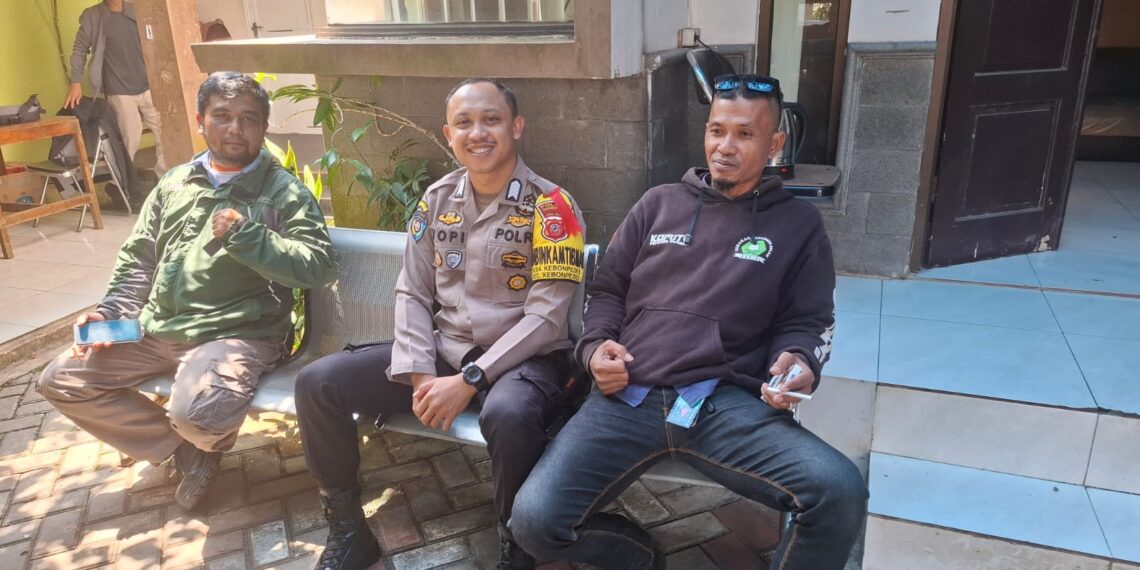 Ngobrol Bersama Warga, Bhabinkamtibmas Polsek Kebonpedes Sampaikan Himbauan Kamtibmas
