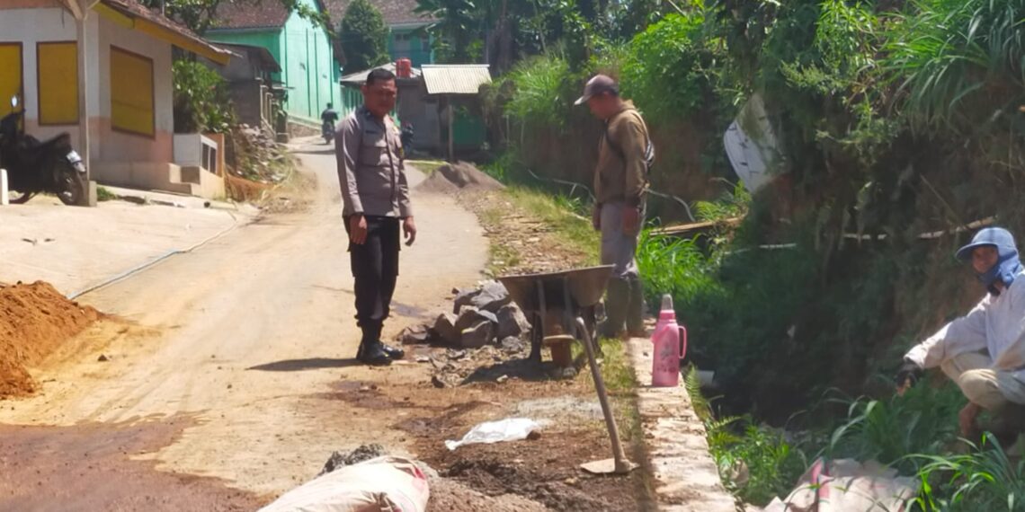 Bhabinkamtibmas Polsek Sukaraja Melakukan Pemantauan Pembangunan Tembok Penahan Tebing (TPT)