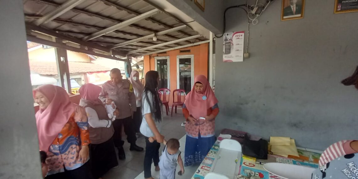 Partisipasi Bhabinkamtibmas Jayamekar sambangi Posyandu Mawar 3 dalam mencegah Stunting dan gizi buruk