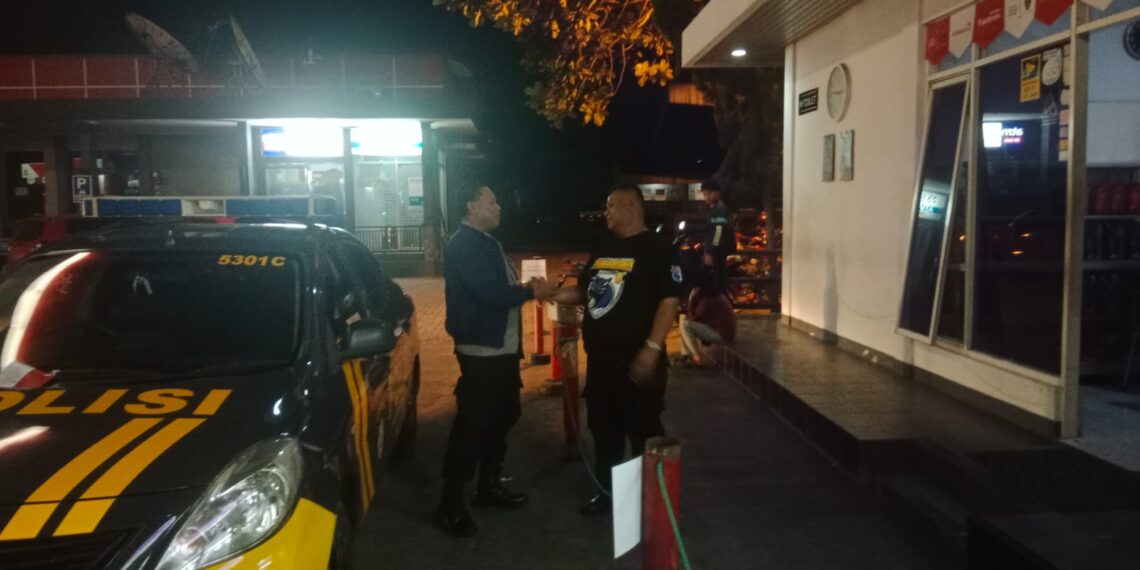 Unit Samapta Polsek Cikole Laksanakan Dialogis Saat Patroli Malam
