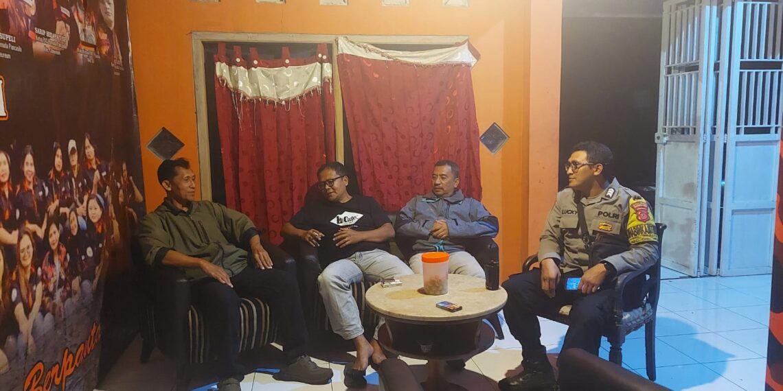 Bhabinkamtibmas Lakukan Dialogis Sampaikan Pesan Kamtibmas kepada Masyarakat di malam hari