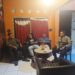 Bhabinkamtibmas Lakukan Dialogis Sampaikan Pesan Kamtibmas kepada Masyarakat di malam hari