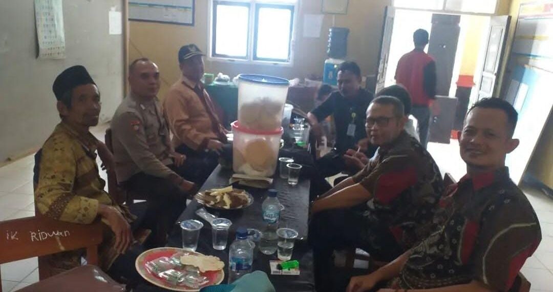 Bhabinkamtibmas Polsek Cireunghas Sambangi Guru SD, Sampaikan Pesan Kamtibmas