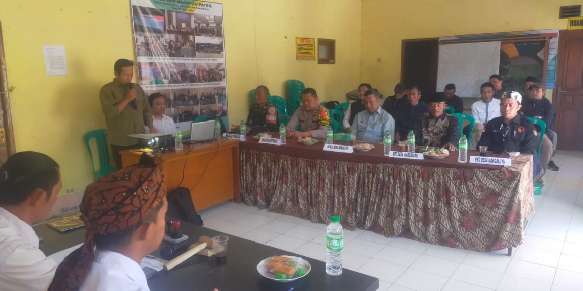 Bhabinkamtibmas Polsek Sukaraja Hadiri Dalam Rapat Pleno Rekapitulasi Daftar Pemilih Sementara Hasil Perbaikan (DPSHP)