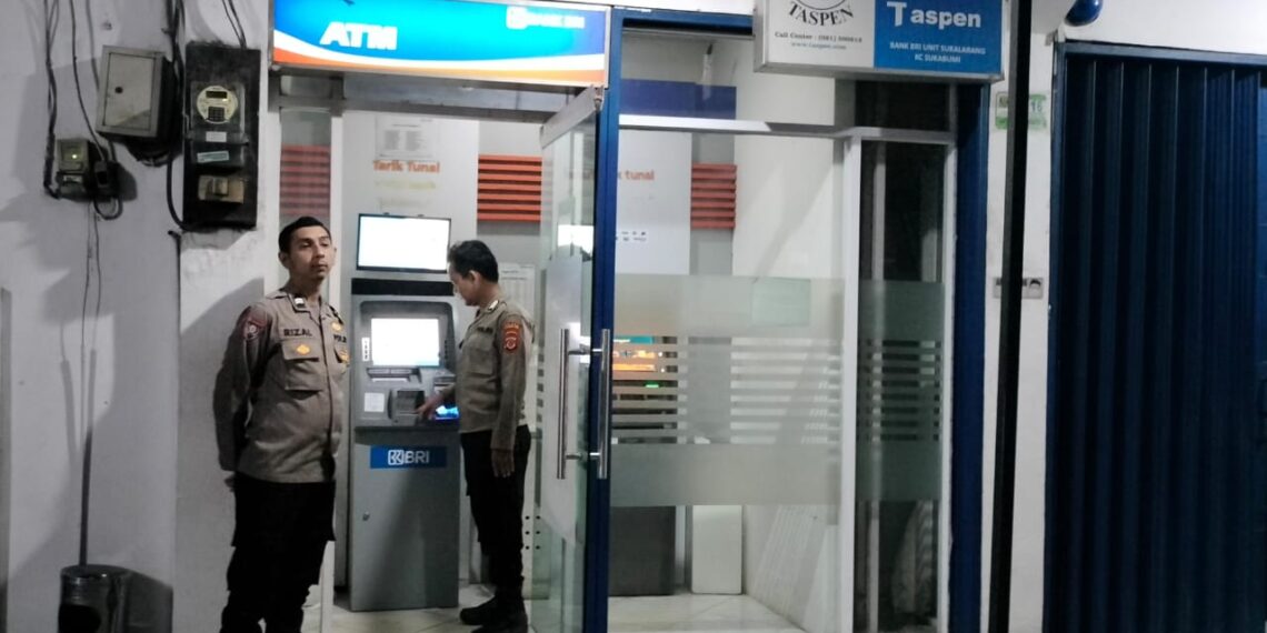 Personil Samapta Polsek Sukalarang Patroli Malam Hari Sambangi ATM BRI Cegah Kejahatan Perbankan