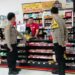 Anggota Polsek Sukalarang Laksanakan Patroli Dialogis Kerawanan Malam Sambangi Minimarket Alfamart