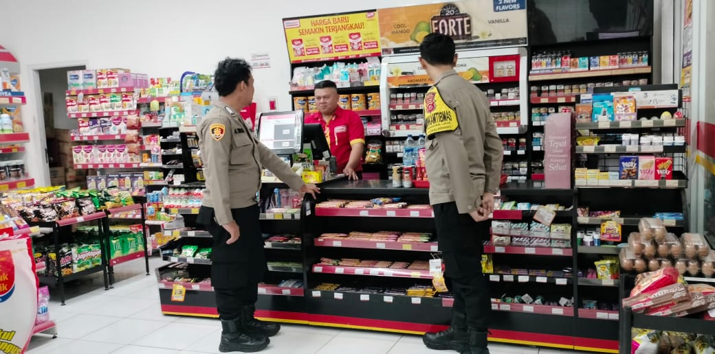 Anggota Polsek Sukalarang Laksanakan Patroli Dialogis Kerawanan Malam Sambangi Minimarket Alfamart