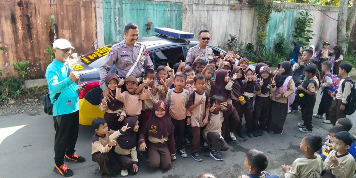 Bhabinkamtibmas Polsek Cikole Laksanakan Giat Bina Lingkungan