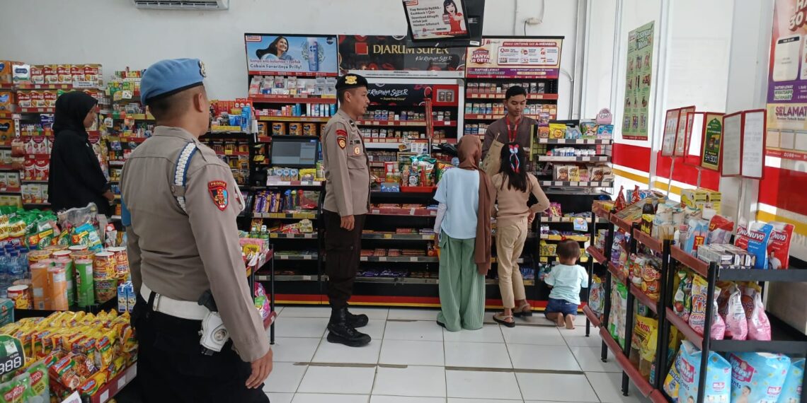 Sampaikan Himbauan Kamtibmas Kepada Karyawan Minimarket saat Patroli Siang