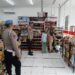 Sampaikan Himbauan Kamtibmas Kepada Karyawan Minimarket saat Patroli Siang