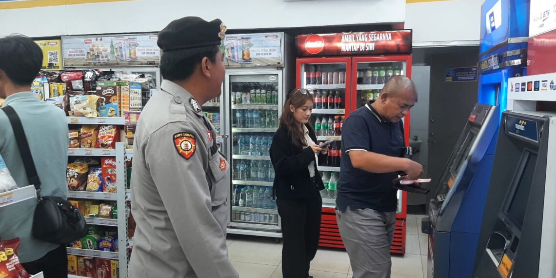 Pantau Dan Cek Mesin ATM oleh Anggota patroli Polsek Lembursitu-Polres Sukabumi Kota