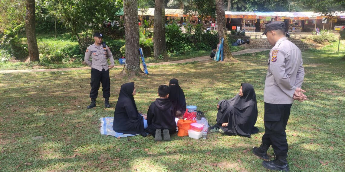 Personil Polsek kadudampit Melaksanakan giat Patroli tempat wisata situgunung.