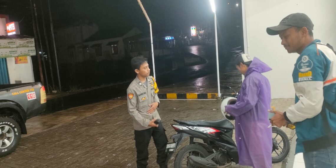 Bhabinkamtibmas Polsek Kebonpedes Berikan Himbauan Kamtibmas Kepada Warga Untuk Waspada Terhadap Aksi Curanmor