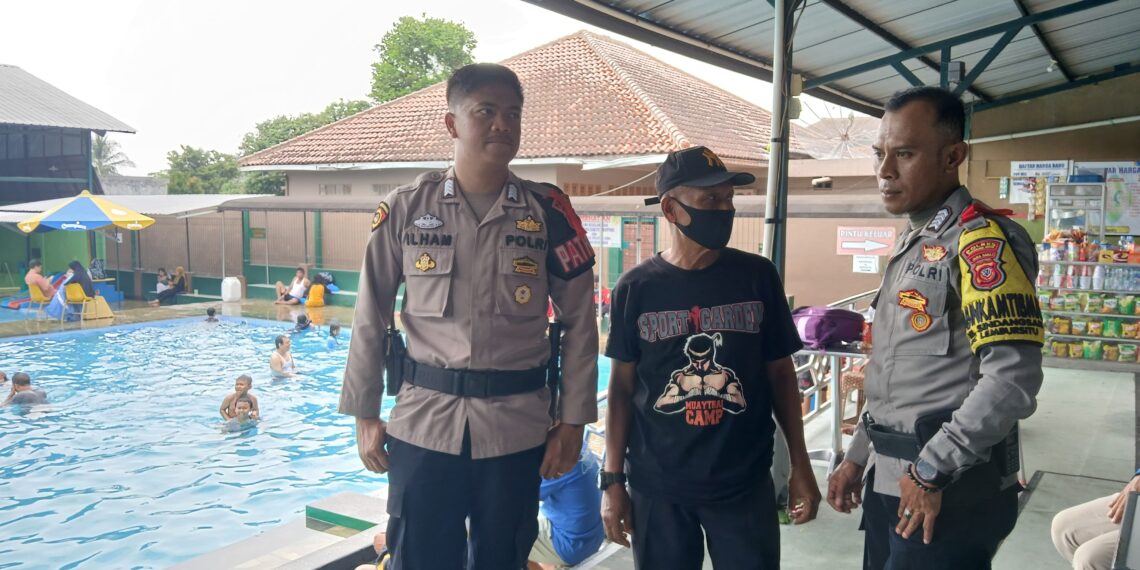 Anggota bhabinkamtibmas Polsek Lembursitu Sampaikan Himbauan Kamtibmas Pada Pengelola Dan Pengunjung