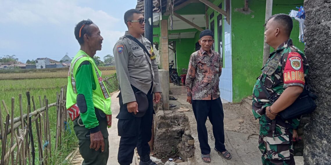 Bhabinkamtibmas Bersinergi dengan Babinsa Sambangi Warga Untuk Tingkatkan Harkamtibmas