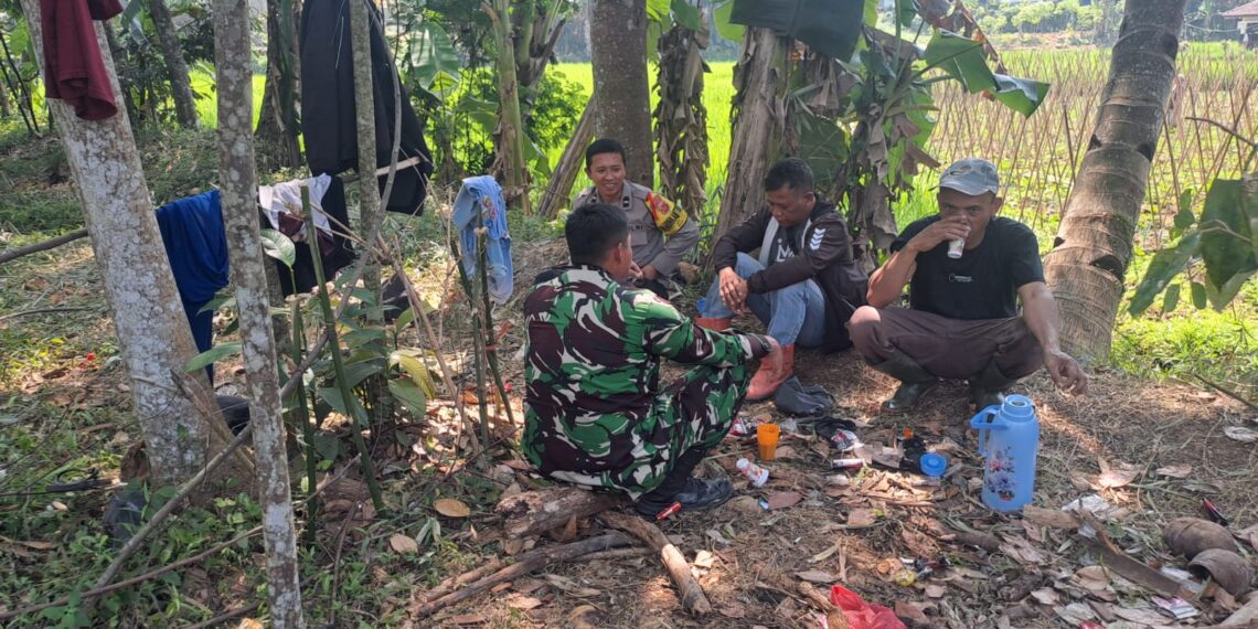 Sambangi Warga Jelang Pilkada Serentak, Polisi dan TNI di Sukabumi Edukasikan Kamtibmas