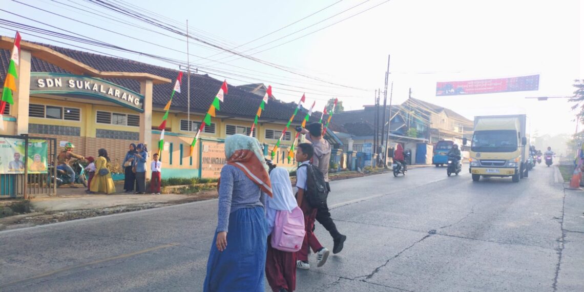 Wujud Kepedulian, Polisi Bantu Anak-Anak Sekolah Menyeberang Jalan