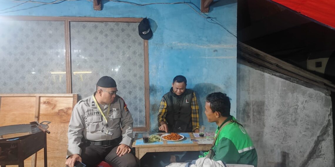 Kegiatan sinergitas 3 pilar Polsek Lembursitu.TNI Polri dan lurah Cikundul