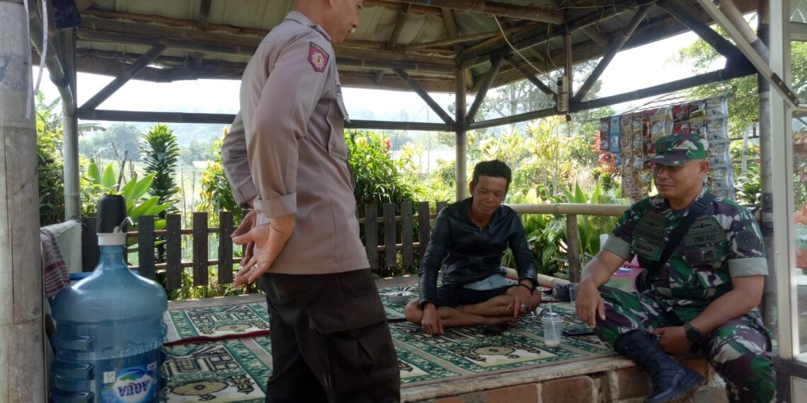Sinergitas TNI – POLRI Kunjungi warga Desa Sukamaju