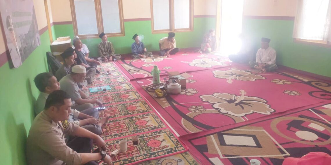 Bhabinkamtibmas Polsek Sukaraja Melakukan Monitor dan Binluh Serta Musyawarah Desa Pra Pelaksanaan Pembangunan (Rabat Beton)
